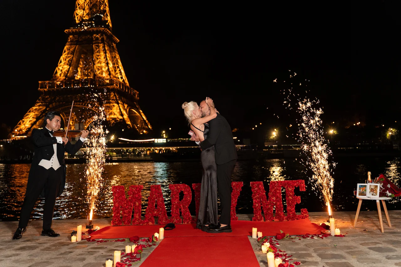 Couple kissing violinist Eiffel Tower