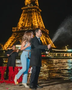 Couple with bottle and glass violinist